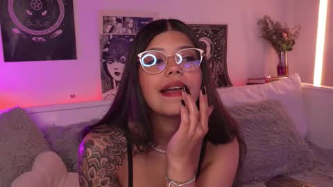 Snapshot of sophiee_art chatting on 03-20-26, 05:01 Sophiee online show from 03-20-26, 05:01