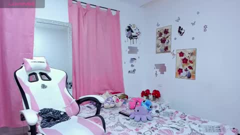 Sophie Woods  online show from 12-28-24, 09:08