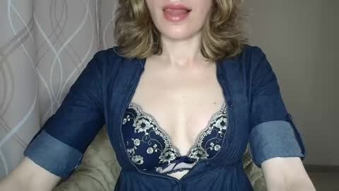 Snapshot of sophiemisss chatting on 05-08-26, 06:30 Sophiemisss online show from 05-08-26, 06:30