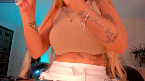 Snapshot of sophiepalmerx chatting on 09-29-25, 11:04 Sophie Palmer online show from 09-29-25, 11:04