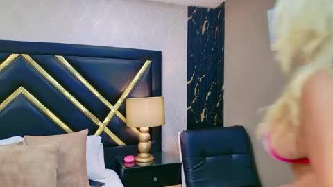 SophieWinslow online show from 04-19-26, 12:04