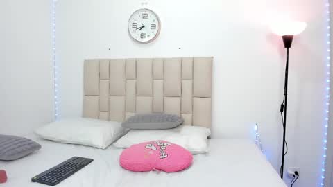 Snapshot of sopphiefox chatting on 05-14-26, 12:39 Sofia online show from 05-14-26, 12:39