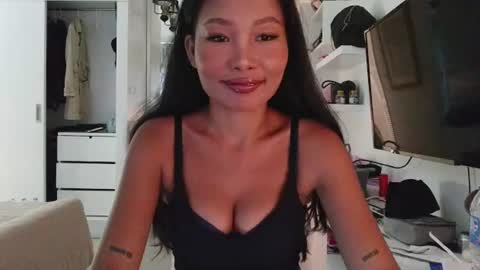 Snapshot of sorabloom chatting on 06-17-26, 04:37 Sora Bloom online show from 06-17-26, 04:37