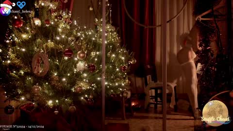 Snapshot of souffle_chaud chatting on 12-15-24, 12:40 . . online show from 12-15-24, 12:40