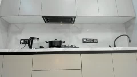 Mia online show from 03-15-26, 05:13