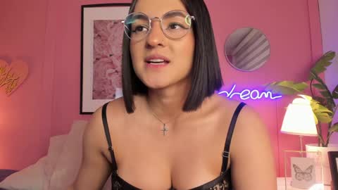 Snapshot of soysaraa_ chatting on 01-07-25, 10:54 Aleja online show from 01-07-25, 10:54