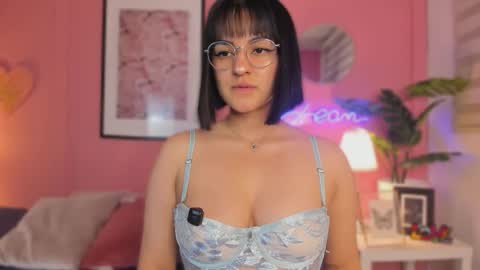 Snapshot of soysaraa_ chatting on 09-18-25, 06:04 Aleja online show from 09-18-25, 06:04
