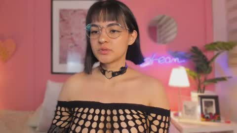 Snapshot of soysaraa_ chatting on 10-08-25, 05:38 Aleja online show from 10-08-25, 05:38