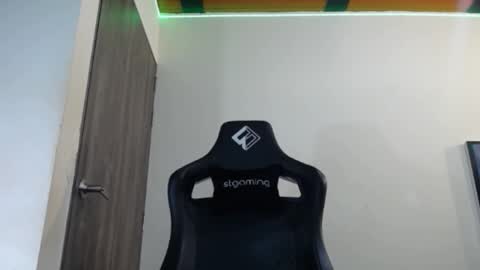 Snapshot of spartacus_cam chatting on 02-05-25, 05:52     online show from 02-05-25, 05:52