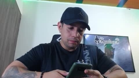 Snapshot of spartacus_cam chatting on 10-31-25, 05:52     online show from 10-31-25, 05:52