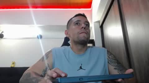 Snapshot of spartacus_cam chatting on 06-18-26, 04:57 online show from 06-18-26, 04:57