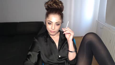 Snapshot of spoiled__doll chatting on 03-10-25, 02:37 Doll online show from 03-10-25, 02:37