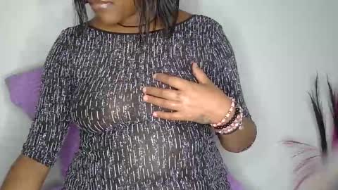 Snapshot of squirtqueen333 chatting on 12-02-24, 08:33 shana online show from 12-02-24, 08:33