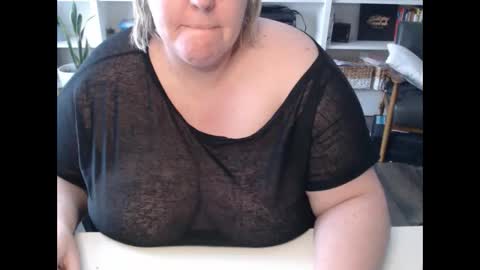 Snapshot of squirtymilfjess chatting on 02-19-25, 05:16 Messi Jessi online show from 02-19-25, 05:16