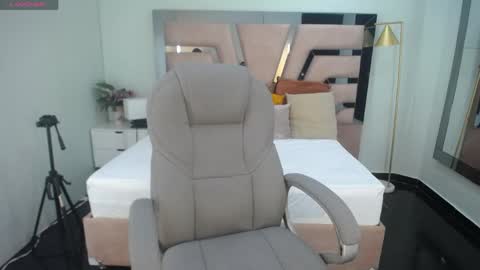 sr_smith_1 online show from 04-13-26, 01:16