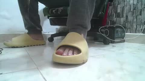 Snapshot of srfindomfeet_ chatting on 07-31-26, 05:07 sr master cum its my old account online show from 07-31-26, 05:07