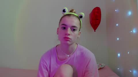 Snapshot of stacey_brow chatting on 05-08-26, 01:33 stacey online show from 05-08-26, 01:33