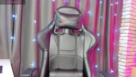 Snapshot of stacey_brown chatting on 12-20-24, 02:49 Stacey GMT5 Mo Tu We Th Fr Sa 3am -10am online show from 12-20-24, 02:49