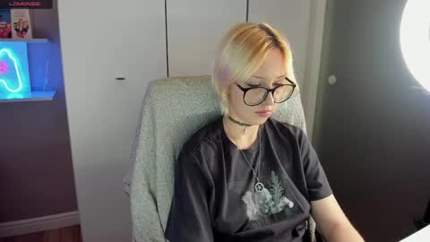 Snapshot of starelli chatting on 05-18-26, 08:36 Kate online show from 05-18-26, 08:36
