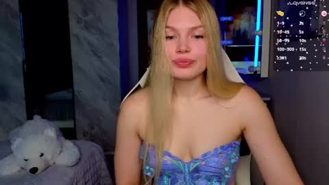 Snapshot of starlight_2004 chatting on 06-15-26, 04:04 Caroline online show from 06-15-26, 04:04