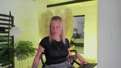 Stefanny   online show from 01-10-25, 03:48