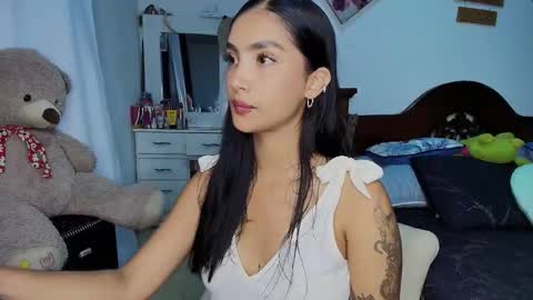 Im MiaIts my first day here  online show from 10-08-25, 12:19