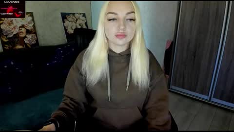 Snapshot of stella__cox chatting on 10-15-25, 08:14 Stella Cox online show from 10-15-25, 08:14