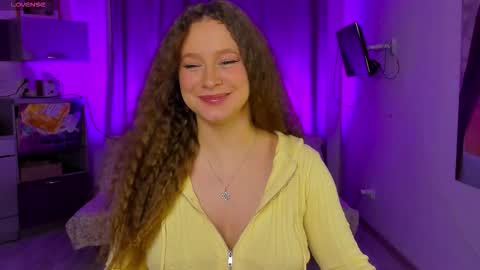 Snapshot of stella_pretty0 chatting on 10-13-25, 01:44 Stella online show from 10-13-25, 01:44