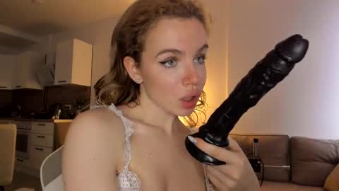 Asella online show from 10-29-25, 10:06