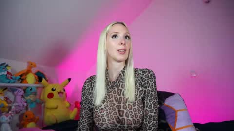 Snapshot of stellacinderella chatting on 10-19-25, 01:23 StellaCinderella online show from 10-19-25, 01:23