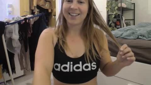 Sarah online show from 11-11-25, 08:42