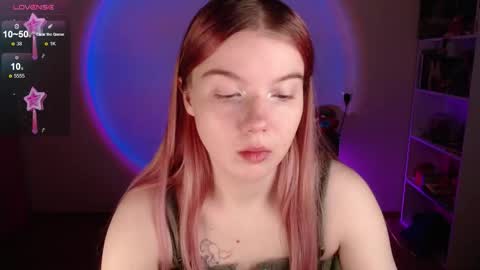 Snapshot of strawberry_juli chatting on 12-17-25, 06:41 Juli online show from 12-17-25, 06:41