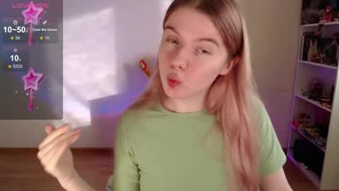 Snapshot of strawberry_juli chatting on 01-15-26, 08:30 Juli online show from 01-15-26, 08:30