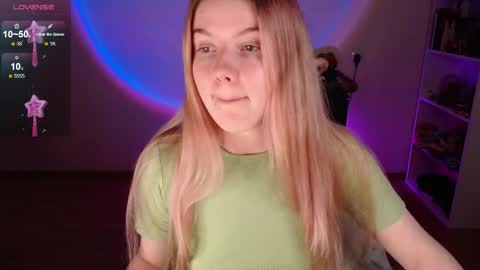 Snapshot of strawberry_juli chatting on 02-15-26, 04:31 Juli online show from 02-15-26, 04:31