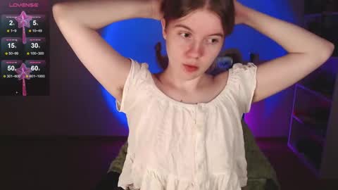 Snapshot of strawberry_juli chatting on 03-21-26, 01:32 Juli online show from 03-21-26, 01:32