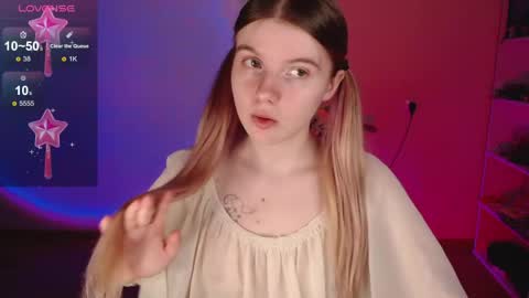 Snapshot of strawberry_juli chatting on 04-01-26, 04:02 Juli online show from 04-01-26, 04:02