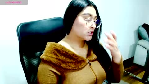 Snapshot of strawlux chatting on 05-15-26, 12:45 strawlux online show from 05-15-26, 12:45