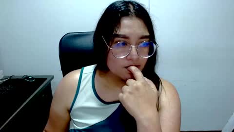 Snapshot of strawlux chatting on 05-18-26, 04:35 strawlux online show from 05-18-26, 04:35