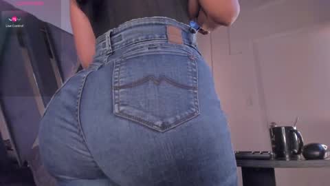 Snapshot of strong_girl_ chatting on 05-26-26, 11:06 Alexa online show from 05-26-26, 11:06