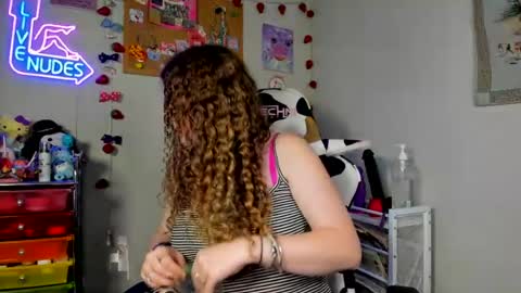 Snapshot of strwbby chatting on 07-31-26, 03:50 Strwbby online show from 07-31-26, 03:50