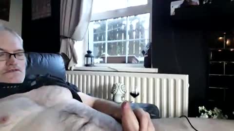 Snapshot of stud_1975 chatting on 11-02-25, 08:17 stud_1975 online show from 11-02-25, 08:17