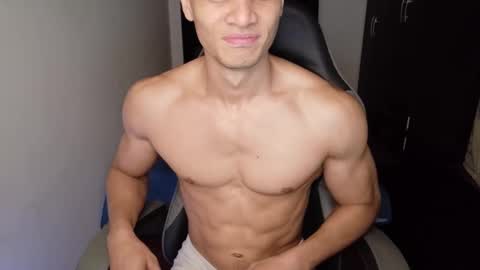 stylish man online show from 11-20-25, 01:33