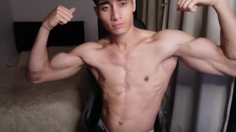 stylish man online show from 05-04-26, 12:39