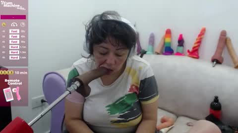 Snapshot of sucker_drool chatting on 03-09-26, 12:09 Sucky online show from 03-09-26, 12:09