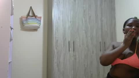 Snapshot of sucker_queen chatting on 12-03-24, 12:02 Beverly online show from 12-03-24, 12:02