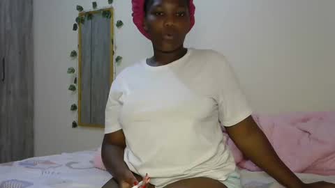 Snapshot of sucker_queen chatting on 01-14-25, 09:35 Beverly online show from 01-14-25, 09:35