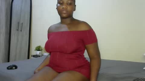 Snapshot of sucker_queen chatting on 10-13-25, 09:42 Beverly online show from 10-13-25, 09:42