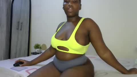 Snapshot of sucker_queen chatting on 10-18-25, 08:59 Beverly online show from 10-18-25, 08:59