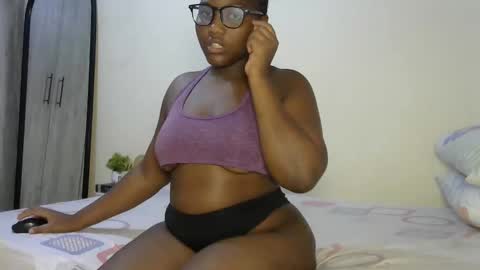 Snapshot of sucker_queen chatting on 10-25-25, 01:46 Beverly online show from 10-25-25, 01:46