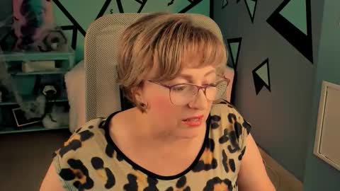 Vivien online show from 10-29-25, 01:24